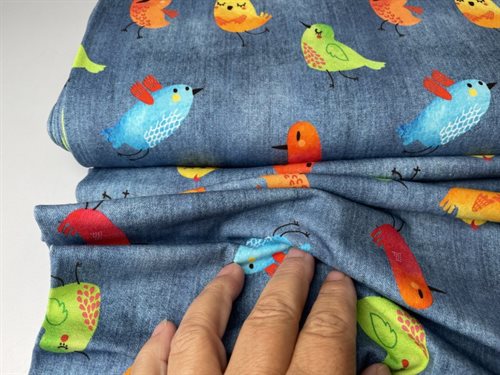 Bomuldsjersey - søde farverige fugle på denimblå bund